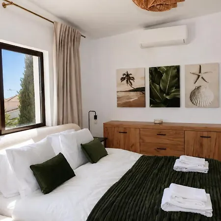 شقة Bright 2-br With Spacious Terrace & Sea Views *