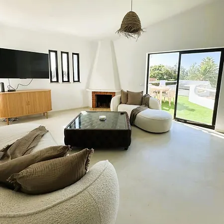 Apartment Bright 2-br With Spacious Terrace & Sea Views *