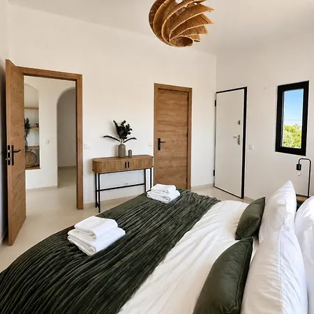 Apartment Bright 2-br With Spacious Terrace & Sea Views