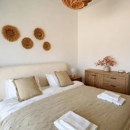 شقة Bright 2-br With Spacious Terrace & Sea Views