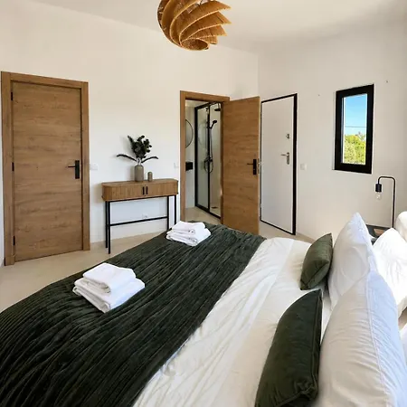 Bright 2-br With Spacious Terrace & Sea Views كارفويرو