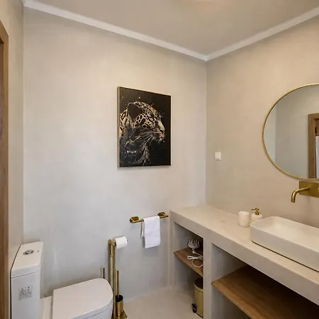 شقة Bright 2-br With Spacious Terrace & Sea Views
