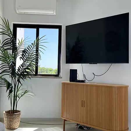 Bright 2-br With Spacious Terrace & Sea Views Apartment *