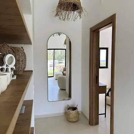 Bright 2-br With Spacious Terrace & Sea Views *