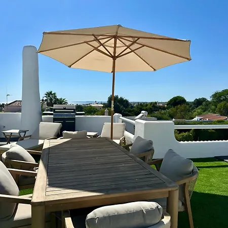 Bright 2-br With Spacious Terrace & Sea Views *