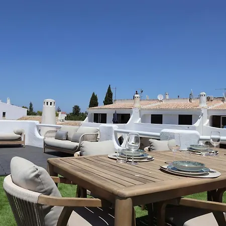 Bright 2-br With Spacious Terrace & Sea Views شقة *
