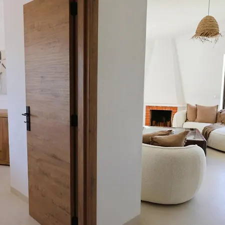 Bright 2-br With Spacious Terrace & Sea Views Apartment *
