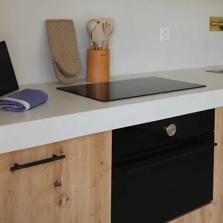 Bright 2-br With Spacious Terrace & Sea Views شقة