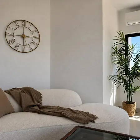 Bright 2-br With Spacious Terrace & Sea Views *